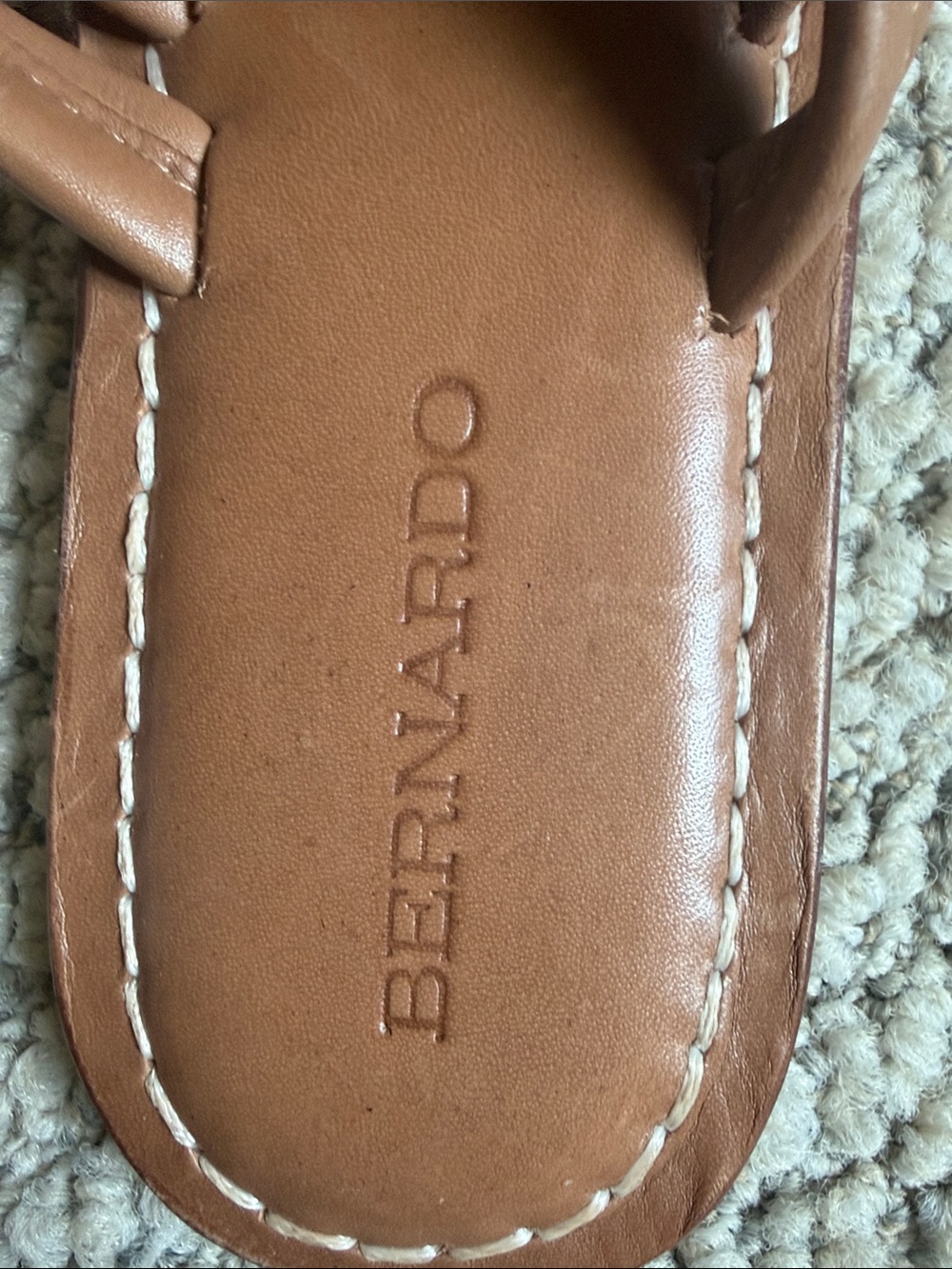 Bernardo Miami Luggage Leather (Tan) Thong Sandals, size 8 - Picture 5 of 5